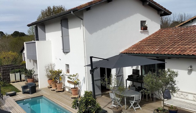 House with swimming pool near Bayonne - 10 minutes from the ocean
