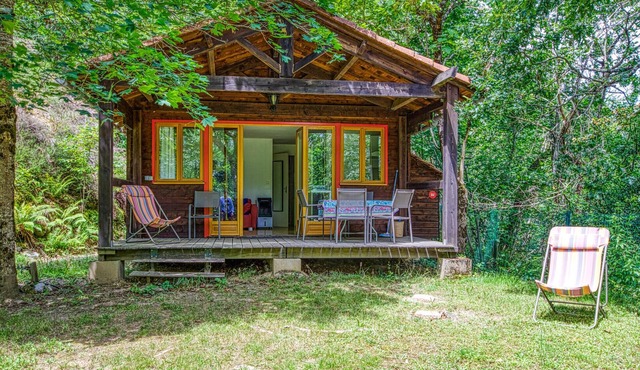 In idyllic location of a forest and near the river Vaur is this cozy wooden house.