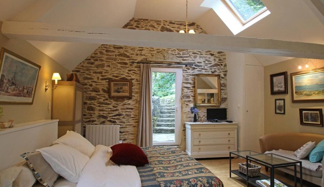 Independent cottage with sea view, private garden and wifi