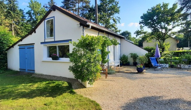 Independent Cottage in Tree-Filled Park with Terrace, Shared Garden and Fiber Internet