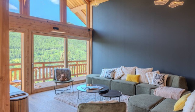 Jag Peak - Five Bedroom House, Sleeps 12