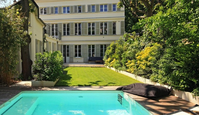 Jardins du Panthéon is an exceptional 350sqm mansion with garden and heated pool