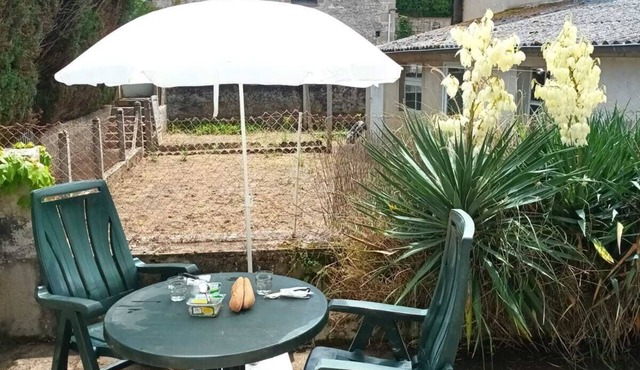 Jolie appartement avec terrasse a 200m des thermes