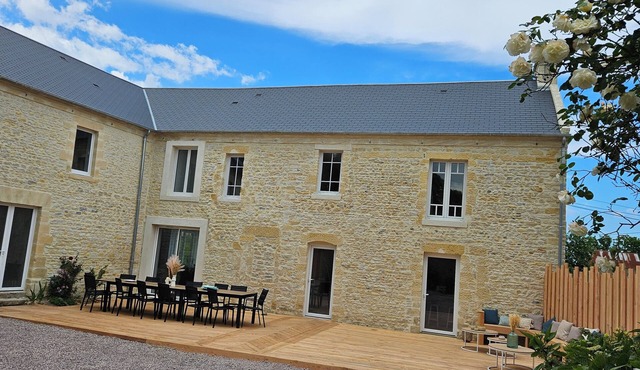 L'écho des vagues: Large stone house between land and sea.