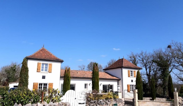 La bâtisse a deux tours