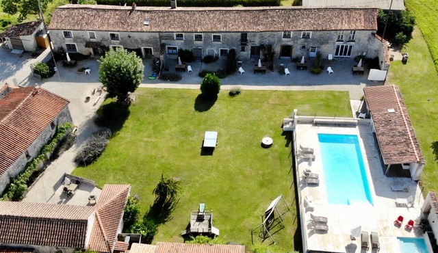 La belle maison: 3-bedroom gîte with shared heated pools and private terrace in Saint-Mandé-sur-Brédoire