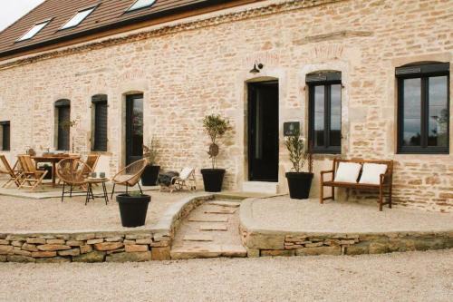 La Bergerie maison 2 chambres dans le village de Palleau, Les Blés Dorés maison 3 chambres et les Graines de Lin maison 3 chambres à Corgengoux avec piscine, verger, terrasses aménagées, parking voitures, terrain de pétanque, à vous de choisir votre gîte