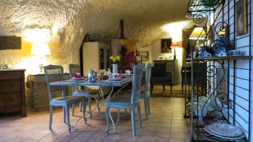 La cave de l'éperon troglodyte