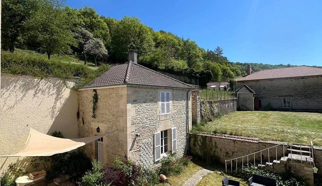 La demeure aux Lilas a large stone mansion