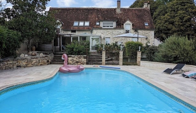LA GUIRTELLE 12/14 PERS HEATED PRIVATE POOL