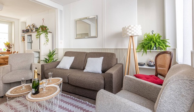 La Jonquille - Three Bedroom House, Sleeps 8 in Saint-Vaast-la-Hougue