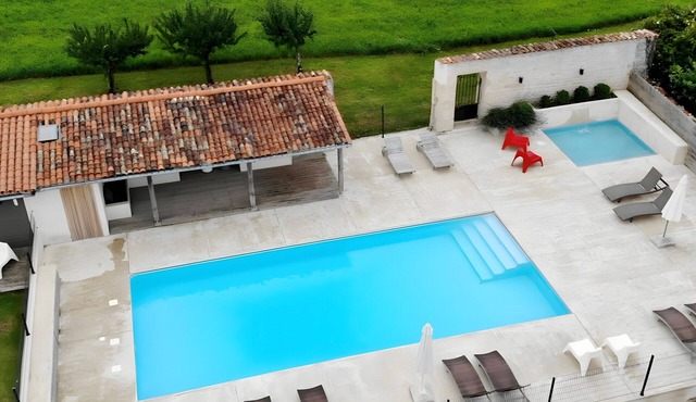 La Maison Blanche Gite - 2 bedroom gite with terrace and shared pool in Saint-Mandé-sur-Brédoire