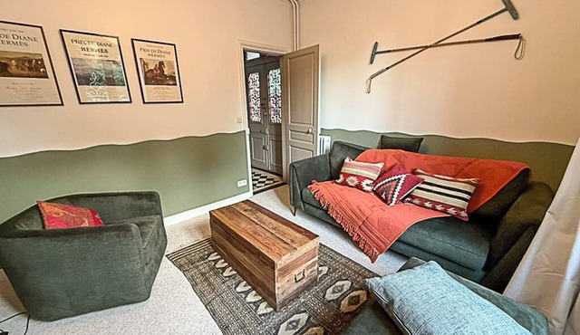 La Maison du 18, Charming B&B for 1 to 6 people in the heart of Chantilly