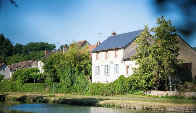 La maison du canal, cosy artist's house, pets welcome