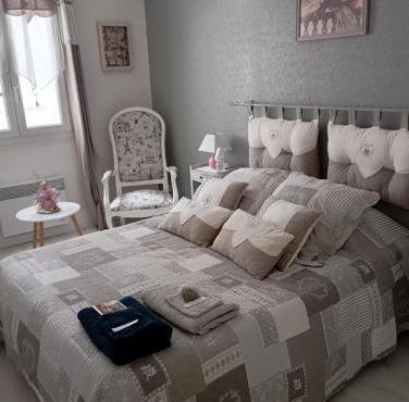 la maison rose 2 chambres avec lit pour 2 personnes et 2 salles de bains a 15 kilomètres du circuit de Magny-Cours et 1,2 kilomètre du sanctuaire de ste Bernadette