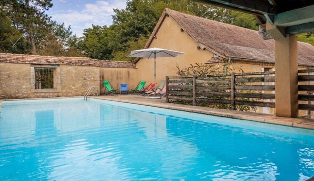 La Petite Cour – Spacious House with Shared Pool in the Heart of Périgord