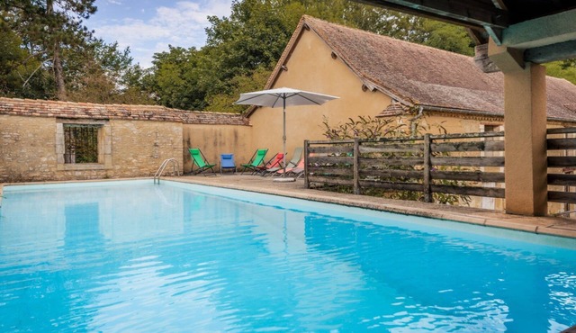 La Petite Cour – Spacious House with Shared Pool in the Heart of Périgord