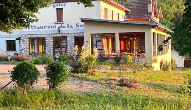 LA SOURCE Jacquet depuis 1954 Hôtel et Studio