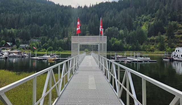 Lake front with boatslip in Sicamous