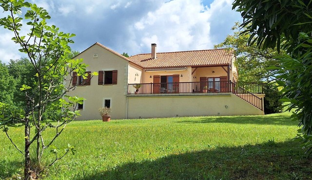 Large and peacefull house with a panoramic view of Belvès, in Black Perigord