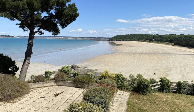 Large apartment with breathtaking beach and sea views, sleeps 6