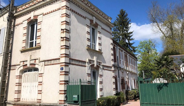 Large bourgeois house facing the Loire
