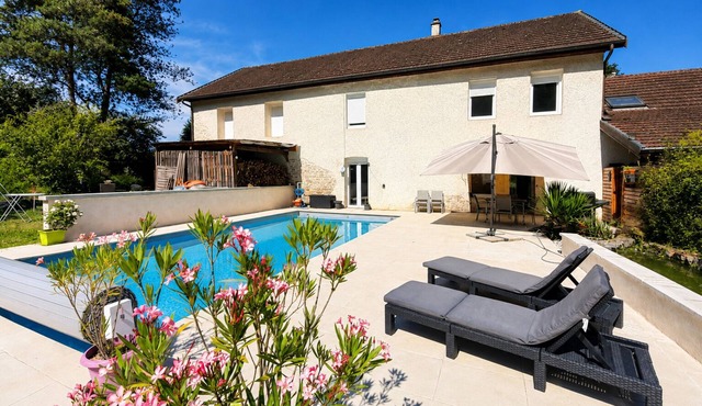Large family gîte with private pool
