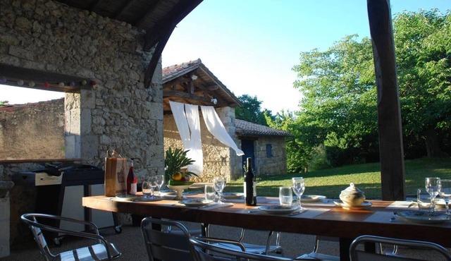 Large listed house * with private heated swimming pool on 2 hectares