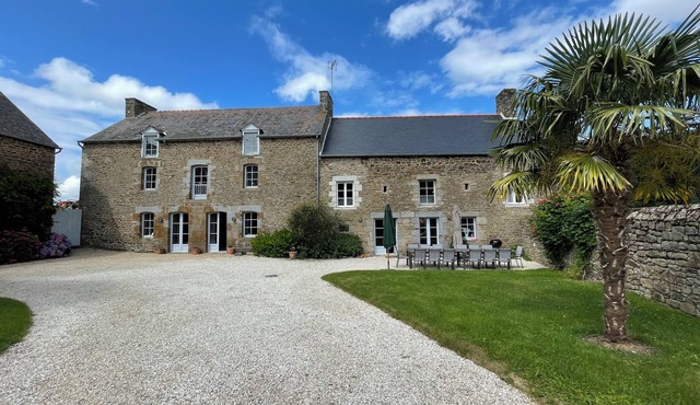 LARGE, FULLY RENOVATED BUILDING BETWEEN DINAN AND SAINT MALO
