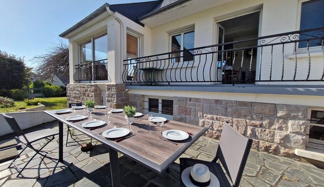 Large house, 10 to 14 pers, sea view, 5mn from center. Beaches & golf courses nearby.