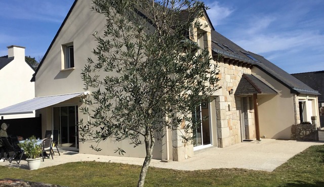 LARGE HOUSE 4 bedrooms. 125 m2 .2 closed garages