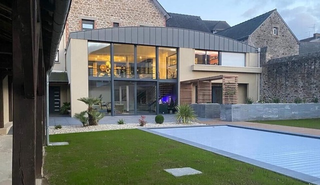 Large house with heated swimming pool in Brittany, 15 minutes from the sea