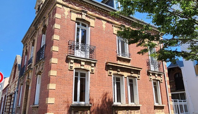Large old house. In the heart of town, 15 minutes from the beach!
