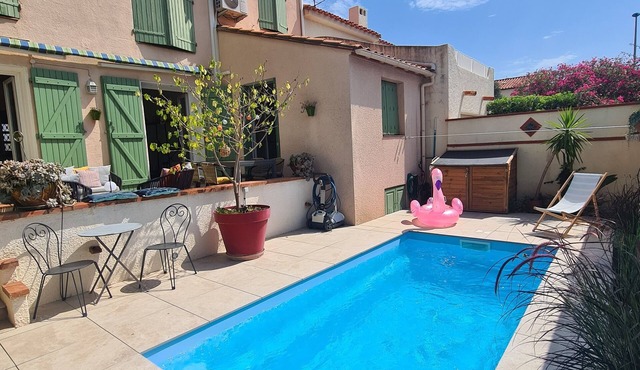 Large pleasant house with a flowery garden and a swimmingpool