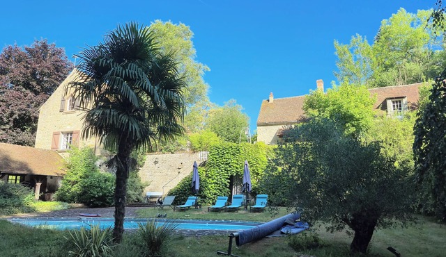 Large property with 2 houses and 1 heated swimming pool 1h20 south of Paris.