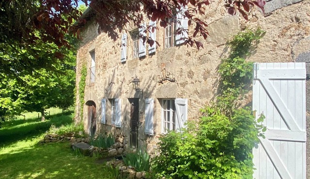 LE 1830 - Character family home with authentic fireplace - Sleeps 8