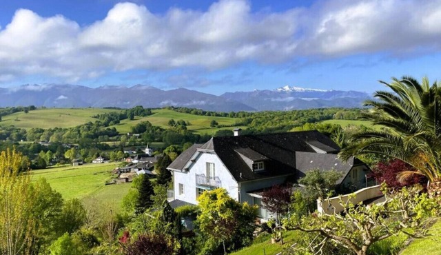 Le Belvue, a relaxing stay with a view of the Pyrenees mountain range