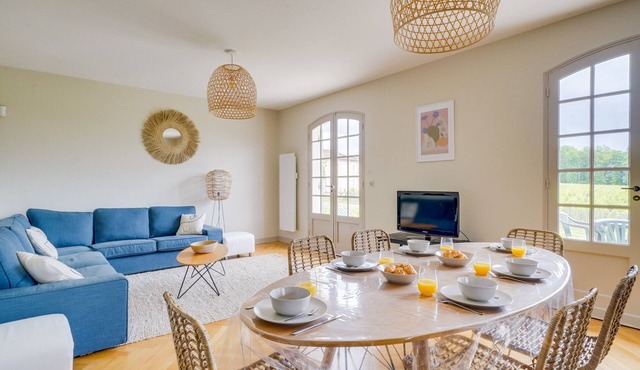 Le Clos des Vignes - Three Bedroom House, Sleeps 6