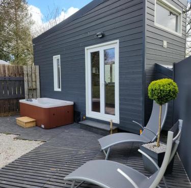 le cocon d'amour " tiny-house avec jaccuzi privé "