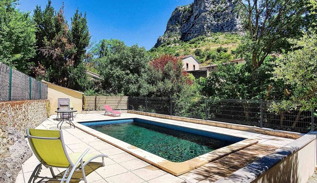 Le Garrel, 5-bedroom studio, pool, garden, free parking.