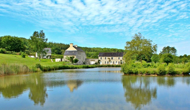 Le Pont D'Albart lakeside views in beautiful countryside with swimming pool