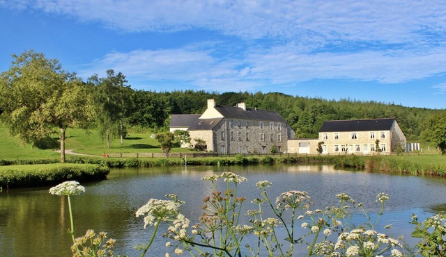 Le Pont D'Albart lakeside cottage & pool near quiet uncrowded beaches