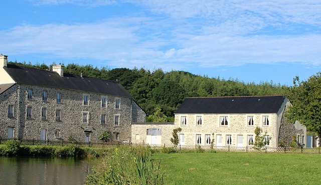 Le Pont D'Albart lakeside cottage with swimming pool