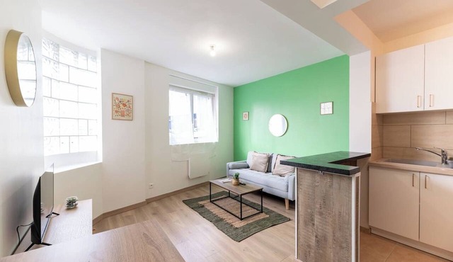 Le Vert Calme - Two-Bedroom Apartment in the Heart of Downtown & Netflix