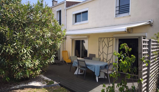 Les Airelles pleasant house between sea and land