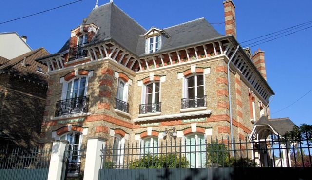 Les Flolies on the banks of the Marne: Character villa - Disney - Paris