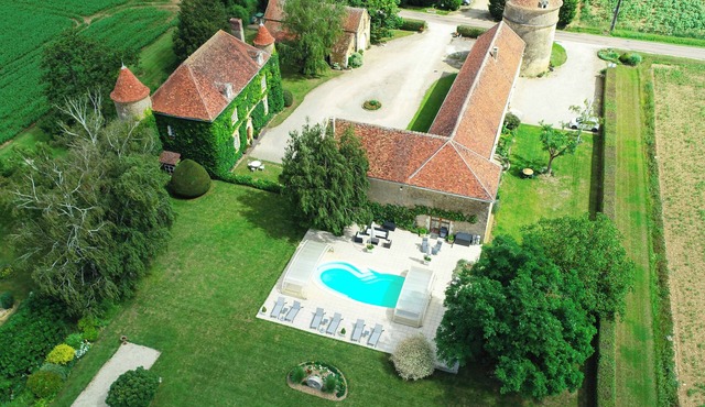 Les Granges du Château : Charming gîte with swimming pool in Burgundy