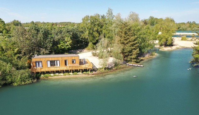 Lodge Reef - At the water's edge on the Atoll Pond