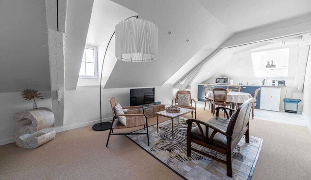 Loft design au centre-ville avec jardin et parking
