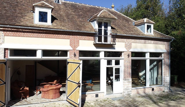 Loft-style apartment beside a golf course in the countryside near Fontainebleau.